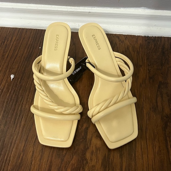 Express kitten heels with tag. Size 10 - Picture 1 of 3